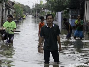 Foto: Derita Warga Pekalongan Korban Banjir Tanggul Laut Jebol
