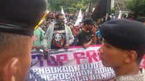 Polisi Amankan Aksi Demo Freeport di Depan LBH Jakarta Polisi Amankan Aksi Demo Freeport di Depan LBH Jakarta