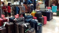 Selain pakaian, masih tersisa seperti koper yang dibanderol mulai dari harga Rp 500.000 hingga Rp 1,5 juta. Selain itu sepatu olahraga dan perlengkapan olahraga juga masih tersisa dengan diskon yang diberikan mulai dari 10% - 70%.