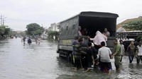 Permukiman warga di Kecamatan Pekalongan Utara masih tergenang air. Foto: Robby Bernardi/detikcom