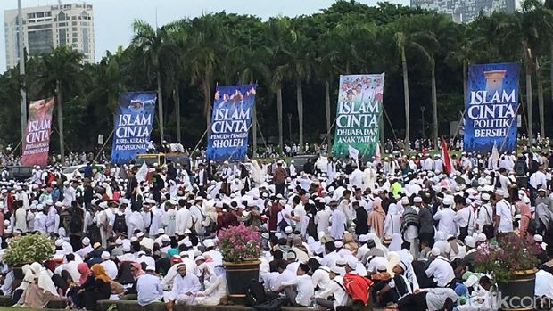 Massa yang mengenakan busana warna putih ini mengikuti serangkaian acara Reuni 212.
