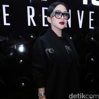 Syahrini menjadi salah satu selebriti Indonesia yang diketahui memiliki jam tangan Richard Mille. Pelantun ‘Sesuatu’ itu kerap tampil bergaya dengan jam tangan mewahnya tersebut. Seperti di foto ini, Syahrini mengenakan  Richard Mille Full Diamond seharga US$ 134.000 atau Rp 1,8 miliar. Foto: Dok. Detikcom