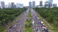 Foto-foto ini diambil di periode pukul 10.00 WIB hingga 11.00 WIB. Massa sudah tidak sepadat pagi hari. Massa bubar sekitar pukul 12.00 WIB. Foto: Muhammad Abdurrosyid
