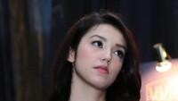Film ini mengedepankan sosok Chrisye dari sudut pandang sang istri, Damayanti Noor yang diperankan Velove. Foto: Ismail