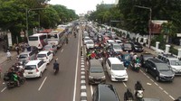 Bus-bus juga terparkir di pinggir jalan arah Medan Merdeka Utara. Kendaraan roda empat bercampur dengan roda dua dalam kemacetan lalu lintas di sini. (Rengga Sancaya/detikcom)