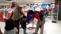 Anggota Tim Anti Bandit boleh garang di depan penjahat. Tapi, di depan anak-anak tetap humanis/Foto: Zaenal Effendi