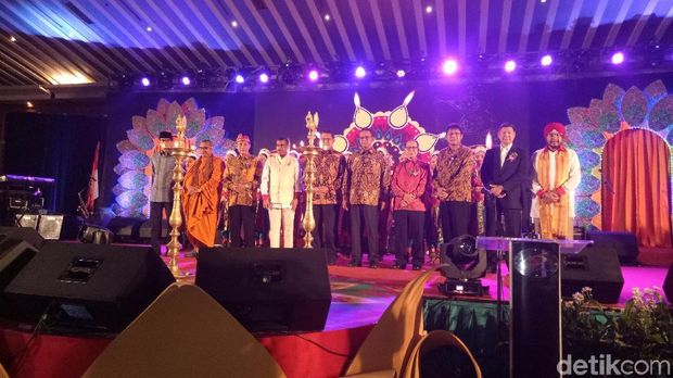 Di acara tersebut juga turut hadir Menag Lukman Hakim Saifuddin, dan Wakil Ketua Dewan Pembina Partai Gerindra Hashim Djojohadikusumo