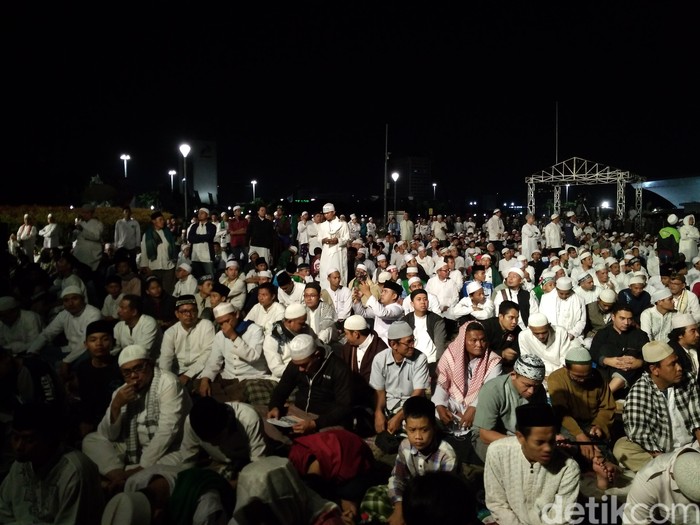 Massa Reuni 212 Gelar Salat Qiamulail