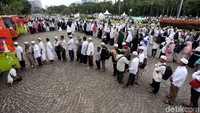 Massa mengantre untuk ke toilet di sela-sela acara Reuni Alumni 212.