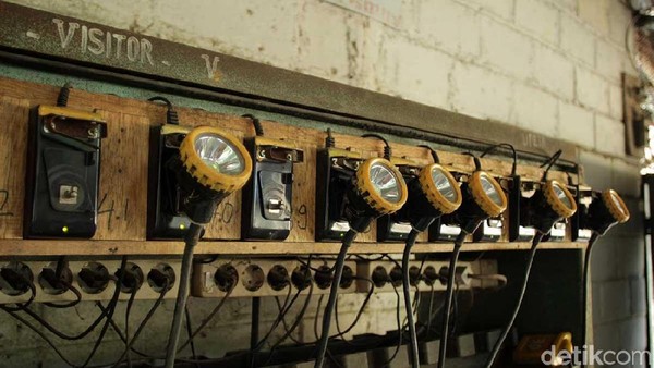 Lampu para pekerja yang rutin di-charge setiap saat. Dahulu para pekerja harus membawa lampu ini saat masuk ke dalam tambang (Randy/detikTravel) Lampu para pekerja yang rutin di-charge setiap saat. Dahulu para pekerja harus membawa lampu ini saat masuk ke dalam tambang (Randy/detikTravel)