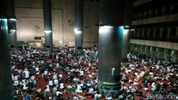 Hampir di setiap sudut masjid sudah diisi oleh peserta reuni. Massa memenuhi mulai dari pintu masuk, lorong hingga lantai utama. (Kanavino AR/detikcom)