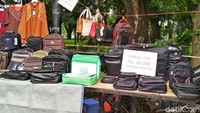 Pedagang tas juga ikut meramaikan. Mereka menjual tas dengan harga mulai dari Rp 20 ribu.