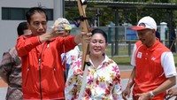 2 Desember 2017. Jokowi memanah di depan Titik Soeharto saat meresmikan 4 venue yang baru saja direhabilitasi untuk Asian Games 2018 di kawasan Gelora Bung Karno. (Foto: Biro Pers Setpres)