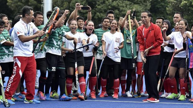 Presiden Joko Widodo dan Menpora Imam Nahrawi saat meresmikan lapangan hoki di Senayan.