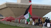 Hingga pukul 07.45 WIB, bendera yang paling mencolok adalah bendera Palestina yang berukuran cukup besar. Di atasnya ada Merah Putih dan Ar-Rayah. Foto: Indra Komara/detikcom
