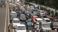 Di sini banyak orang-orang berseragam putih-putih, yakni warna baju khas peserta aksi 212. Arena reuni 212, yakni Monas, berada tak jauh dari sini, yakni sekitar 500 meter.  Jl Medan Merdeka Timur Padat saat Ada Aksi Reuni 212 (Rengga Sancaya/detikcom)