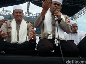 Polisi Pimpin Massa Alumni 212 Baca Asmaul Husna