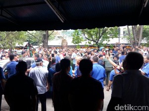 Saat Jokowi Dihadang Warga Usai Makan Siang di Pejompongan