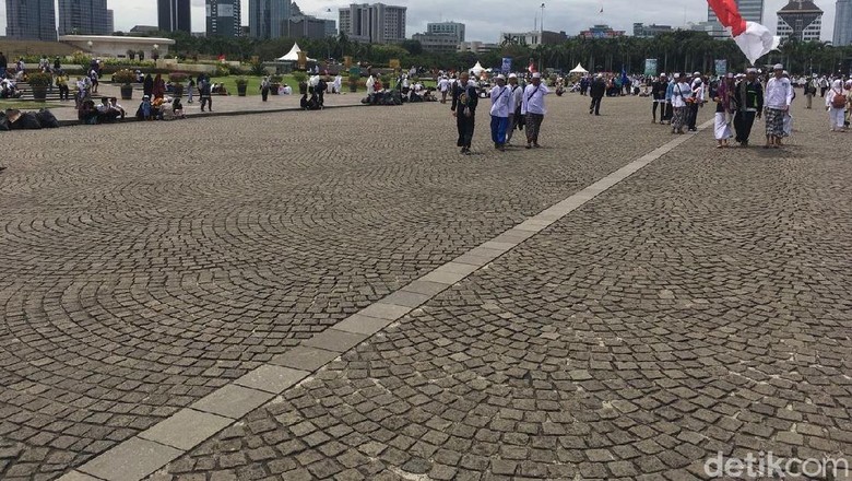 Massa 212 Bersih-bersih Sampah, Monas Kembali Kinclong Massa 212 Bersih-bersih Sampah, Monas Kembali Kinclong