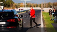Kiper Barcelona Ter Stegen saat hendak masuk ke dalam Audi SQ5 S Line 3.0 TFSI Quattro warna hitam metalik. Foto: FC Barcelona
