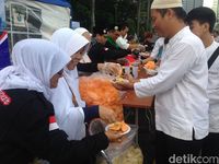 Massa 212 Terus Berdatangan, Makanan Gratis Mulai Dibagikan