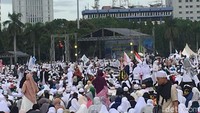 Massa Reuni 212 memutihkan Monas. Foto: Indra Komara/detikcom