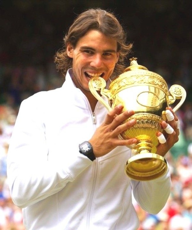 Rafael Nadal merupakan penggemar Richard Mille sebelum akhirnya mendapatkan hadiah istimewa berupa jam tangan yang dibuat khusus untuknya dari brand yang didirikan pada 1999 itu. Jam tangan edisi Nadal itu memiliki desain super ringan yang beratnya tidak lebih dari 18 gram. Foto: Istimewa