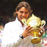 Rafael Nadal merupakan penggemar Richard Mille sebelum akhirnya mendapatkan hadiah istimewa berupa jam tangan yang dibuat khusus untuknya dari brand yang didirikan pada 1999 itu. Jam tangan edisi Nadal itu memiliki desain super ringan yang beratnya tidak lebih dari 18 gram. Foto: Istimewa