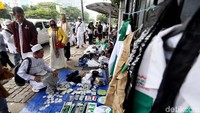 Para pedagang menggelar dagangan di atas trotoar di sekitar Monas, Jakarta.