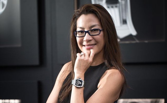 Selain Jackie Chan, artis Asia lainnya yang juga pernah mendapatkan hadiah istimewa dari Richard Mille adalah aktris MIchelle Yeoh. Jam RM 051 dibuat khusus untuk MIchelle. Jam yang dibuat dari emas putih dan memiliki taburan berlian itu harganya mencapai US$ 900 ribu. Foto: Istimewa