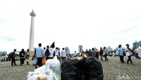 Sampah tersebut dikumpulkan dengan kantong-kantong plastik besar.