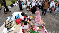 Sebagikan dari mereka juga mengajak anaknya yang masih balita.