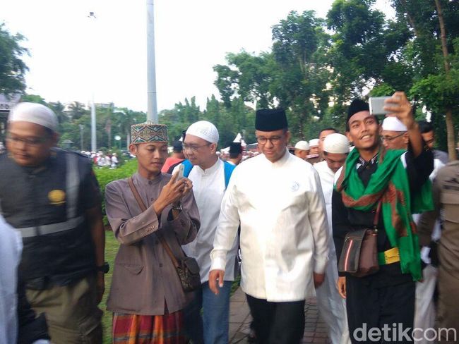 Usai Bagikan Bunga, Anies Tinggalkan Lokasi Reuni 212 di Monas