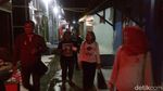 Foto: Bagi-bagi Kondom di Hari AIDS Sedunia