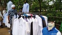 Baju-baju yang dijual digantung di pinggir jalan di sekitar lokasi Reuni Alumni 212.