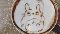 Kopi seduh dengan busa berwarna putih diberi goresan cokelat sehingga membentu Totoro. Secangkir kopi ini sayang ya untuk diminum.Foto: Barista_meow