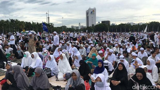 Massa Reuni 212 menyemut di Monas.