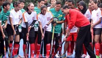 Jokowi menjajal lapangan hoki yang diresmikannya. (Pool/INASGOC).