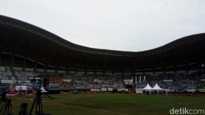 Peringatan HUT ke-72 PGRI dihelat di Lapangan Stadion Patriot Candrabhaga, Bekasi, Jawa Barat