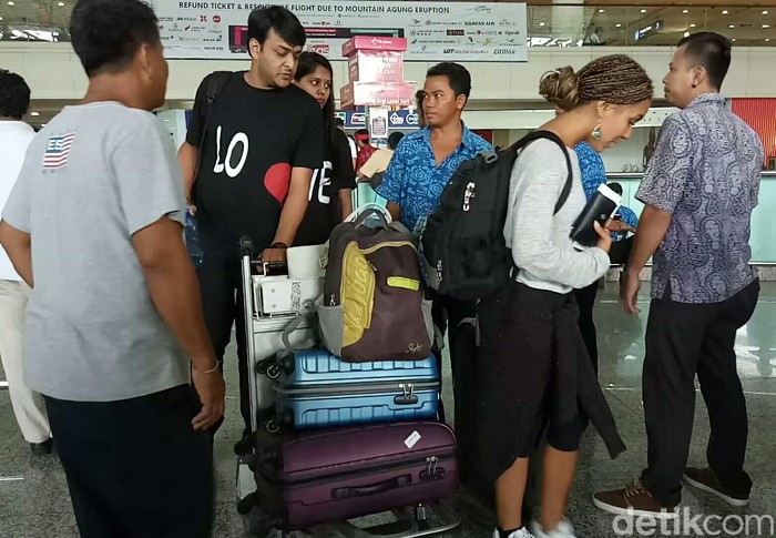 Turis India di Bandara Ngurah Rai