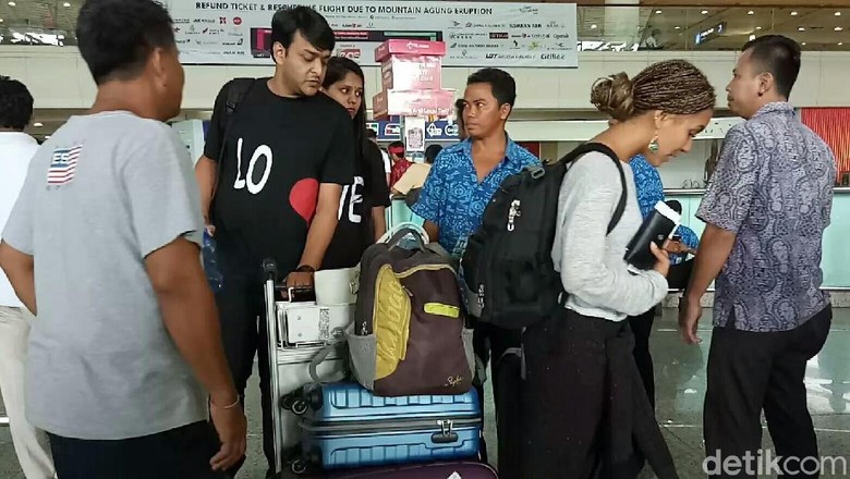 Turis India di Bandara Ngurah Rai Turis India di Bandara Ngurah Rai