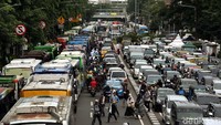 Lalu lintas sempat padat saat massa meninggalkan Monas.