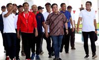 Jokowi dan Erick tampak berdekatan dan berbincang ketika meninjau venue. 