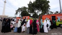Antrean menuju toilet dibagi menjadi beberapa baris.