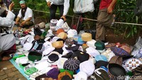 Pedagang peci menggelar dagangannya di atas trotoar di sekitar Bundaran Patung Kuda.