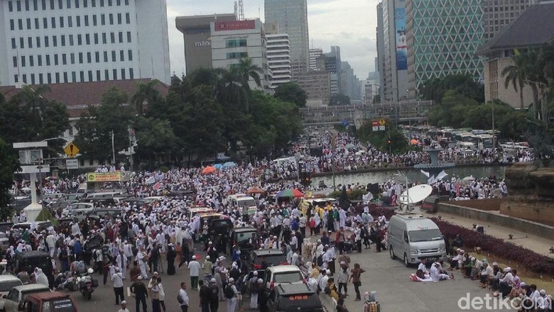 Selawat dan Lagu Indonesia Raya Akhiri Reuni Alumni 212 di Monas Selawat dan Lagu Indonesia Raya Akhiri Reuni Alumni 212 di Monas