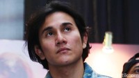 Vino Bastian memerankan legenda musik Indonesia, Chrisye. Foto: Ismail