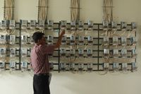 Petugas mengecek meteran listrik (Dok. Kominfo)