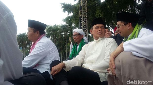 HNW (kiri, bersorban) di panggung reuni 212