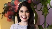Dewi Sandra akan segera melahirkan, tapi pesonanya justru semakin terpancar.